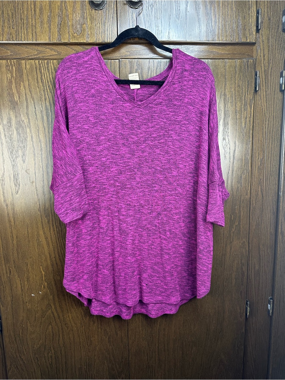 Relaxed V-Neck Women's Top in Heathered Magenta